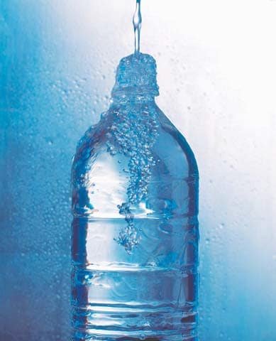 botella de agua, desbordada